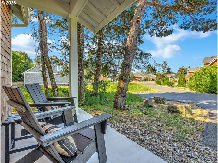 Property Photo:  748 Creekside Dr  OR 97138 