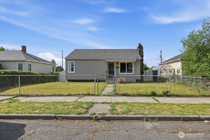 Property Photo: 1324 E Kiernan Avenue WA 99207