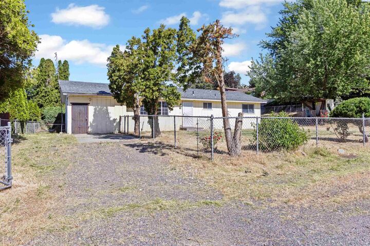 Property Photo: 1034 Gum St WA 99350