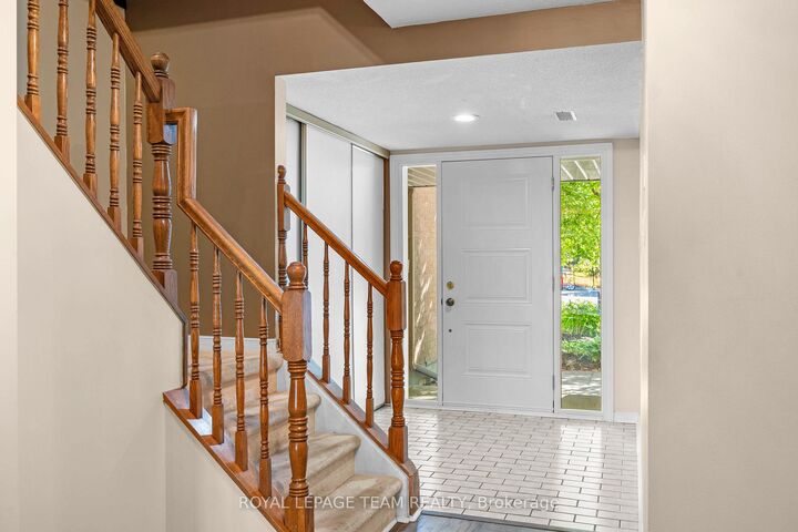 Property Photo: 8 Mannington Court ON K2J 4A1