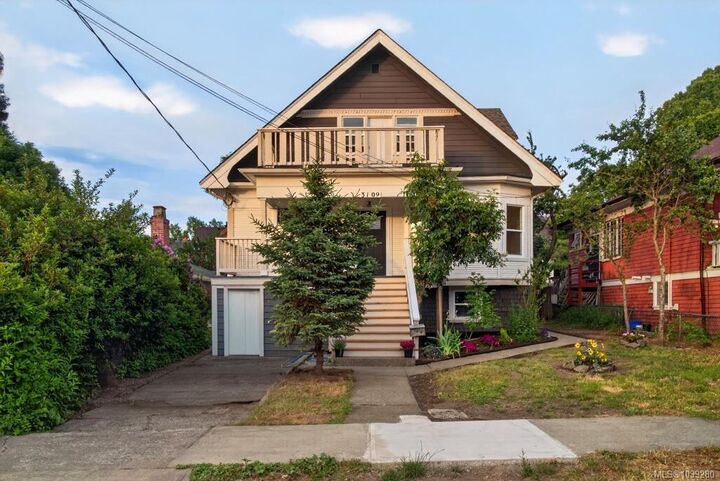 Property Photo:  3109 Glasgow St  BC V8X 1L8 