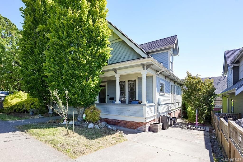 Property Photo:  847 Carrie St  BC V9A 5R5 