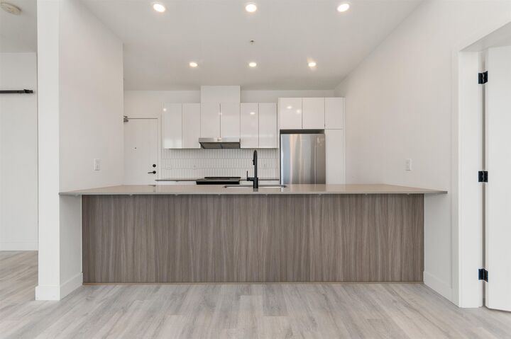 Property Photo: 32838 Landeau Place 604 BC V2S 0M6