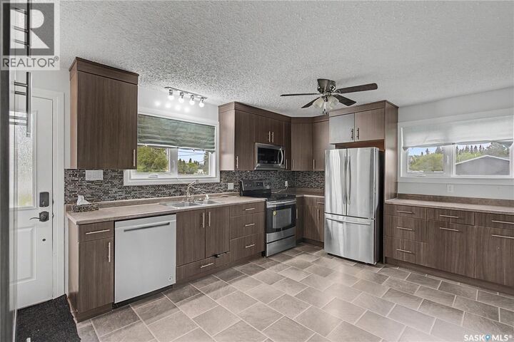 Property Photo:  142 2nd Street W  SK S0M 2K0 
