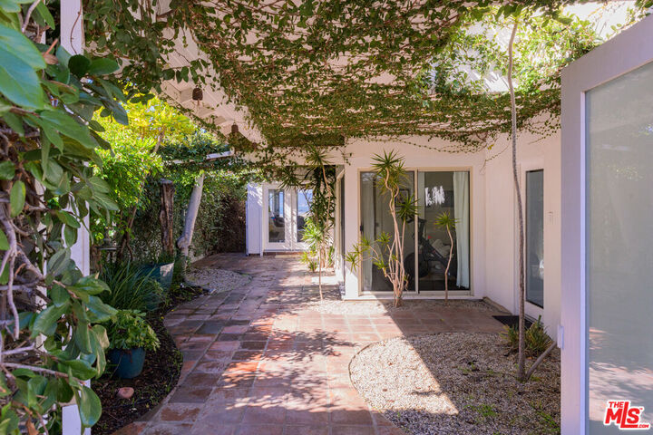 Property Photo:  241 Rees St  CA 90293 