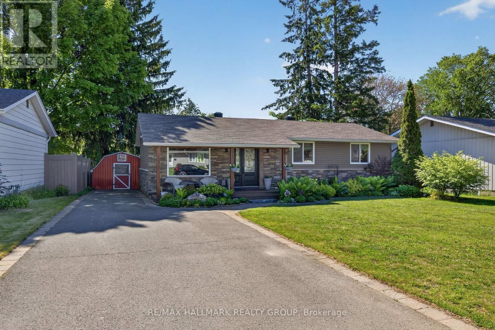 Property Photo:  120 Abbeyhill Drive  ON K2L 1H2 