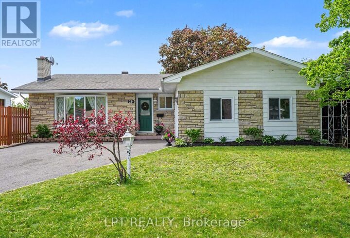 Property Photo:  39 Hadley Circle  ON K2H 6P1 