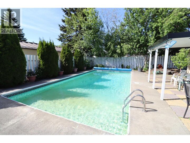 132 McKenzie Avenue — photo 1