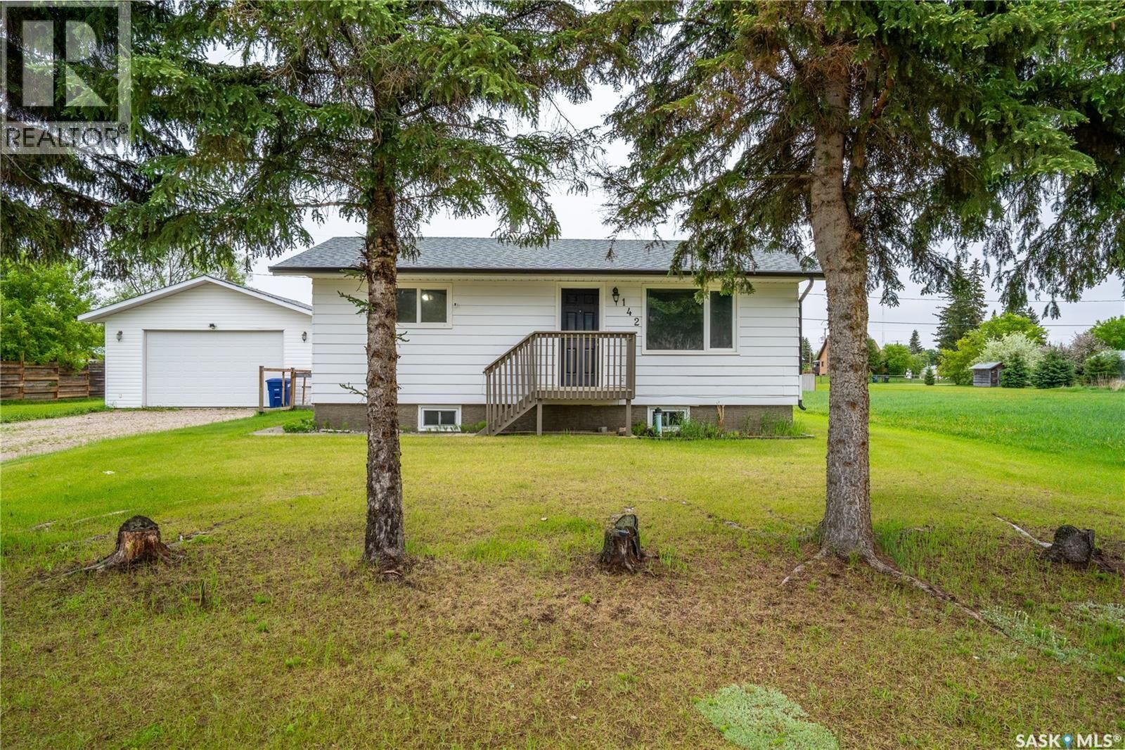 Property Photo: 142 2nd Street W SK S0M 2K0