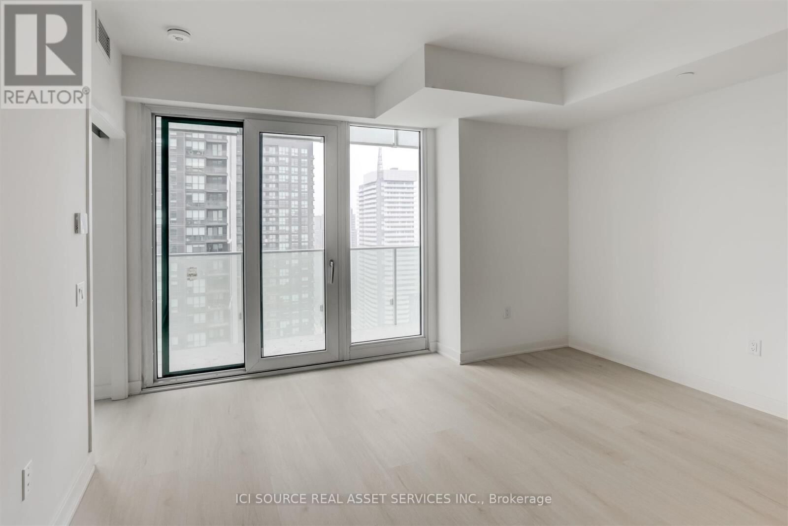 Property Photo:  3900 Confederation Parkway 3310  ON L5B 0M3 