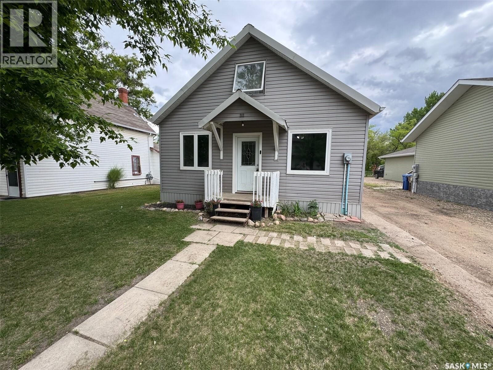 Property Photo: 212 Crawford Avenue W SK S0E 1A0