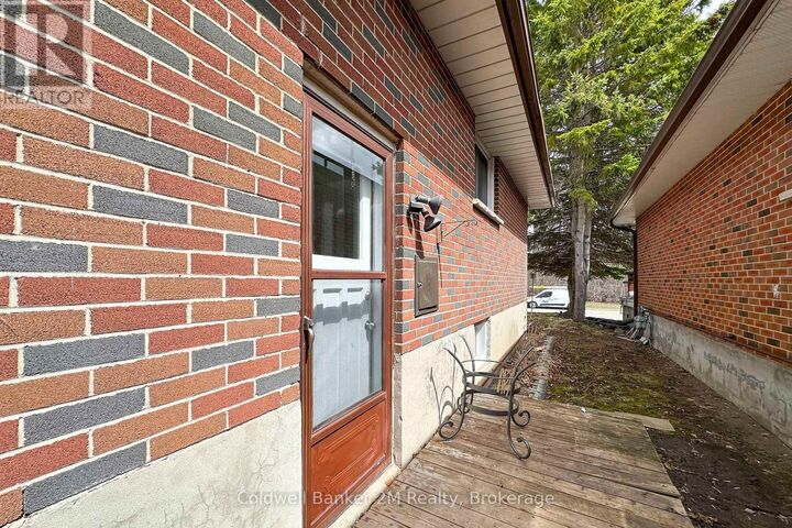 Property Photo:  297 Admiral Street  ON L1J 3A4 