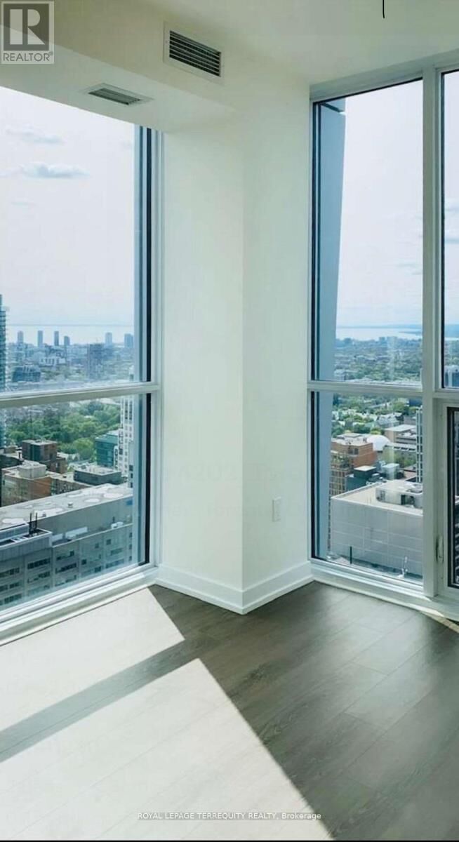 Property Photo: 1 Yorkville Avenue 4202 ON M4W 0B1