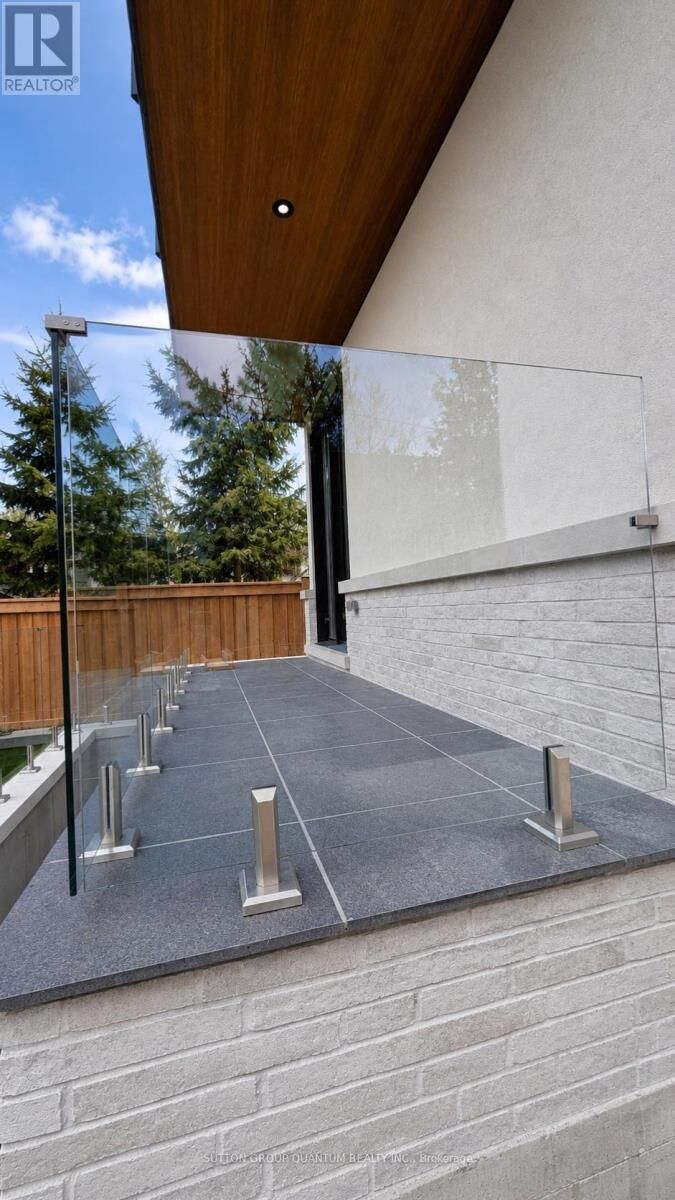 Property Photo:  43 Elmwood Avenue North #1  ON L5G 3K1 