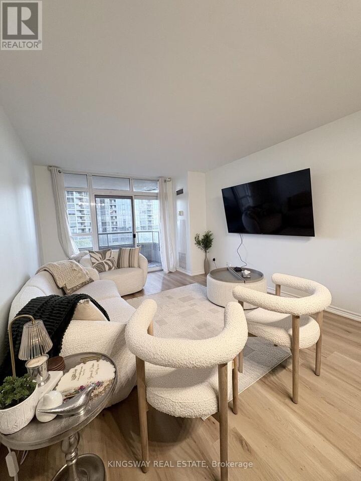 Property Photo: 35 Kingsbridge Garden Circle 814 ON L5R 3Z5