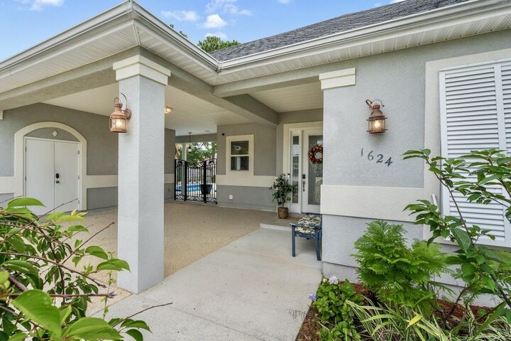 Property Photo: 1624 Llani Lane FL 32563