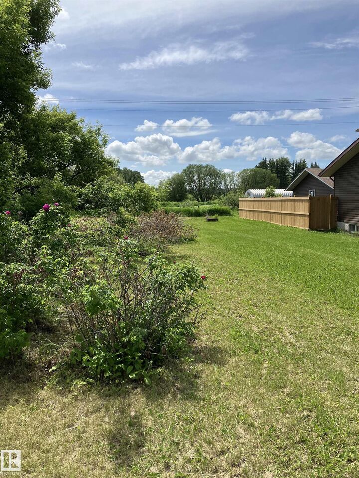 Photo de la propriété:  5223 49 Avenue  AB T0E 1V0 