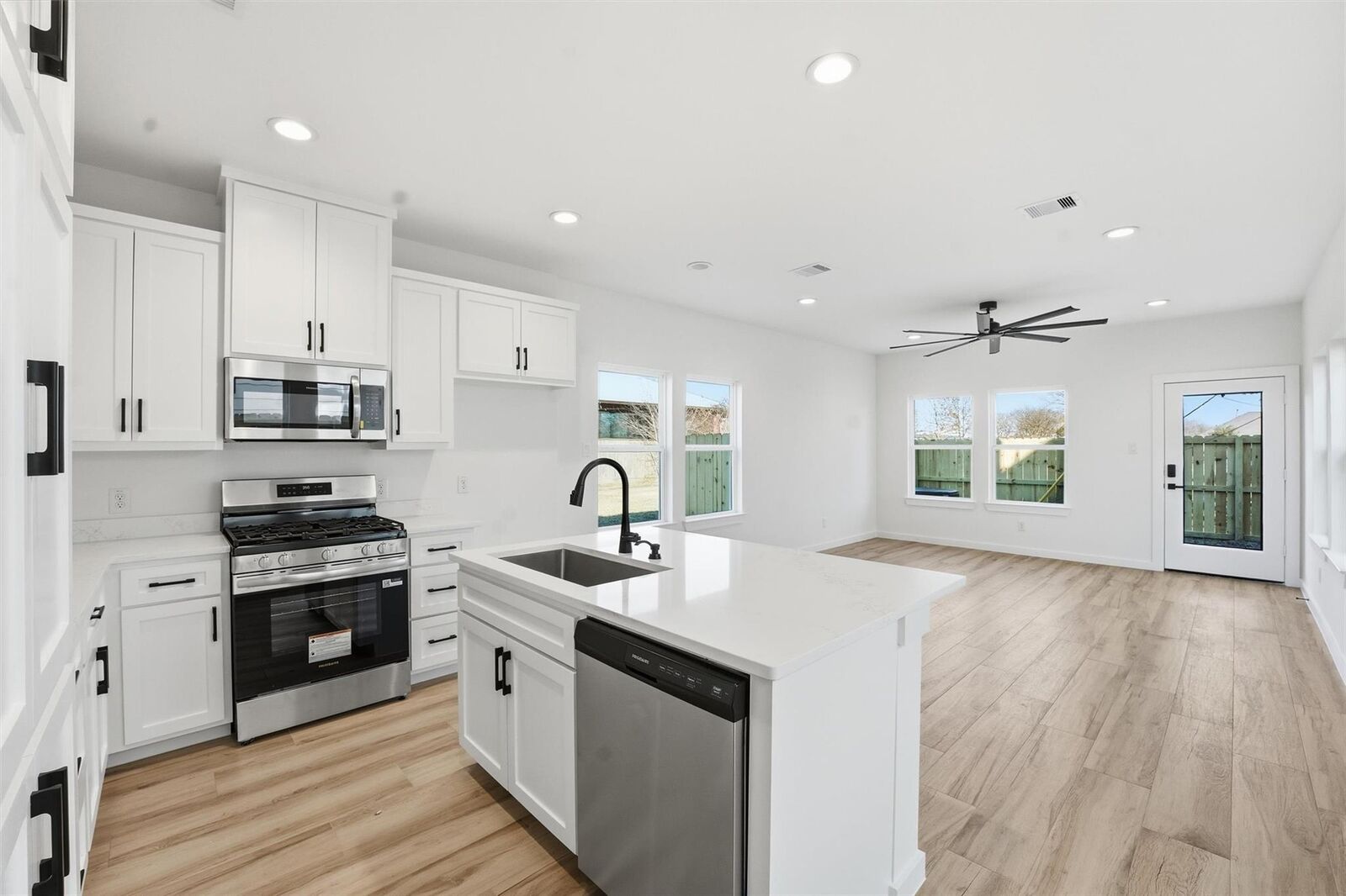 Property Photo:  530 N 4th Street  TX 77571 