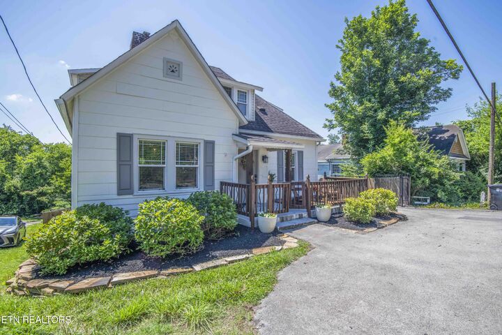 Property Photo: 1718 Spring St TN 37849