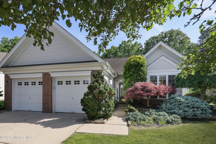Property Photo:  7 Oakhill Court  NJ 08527 