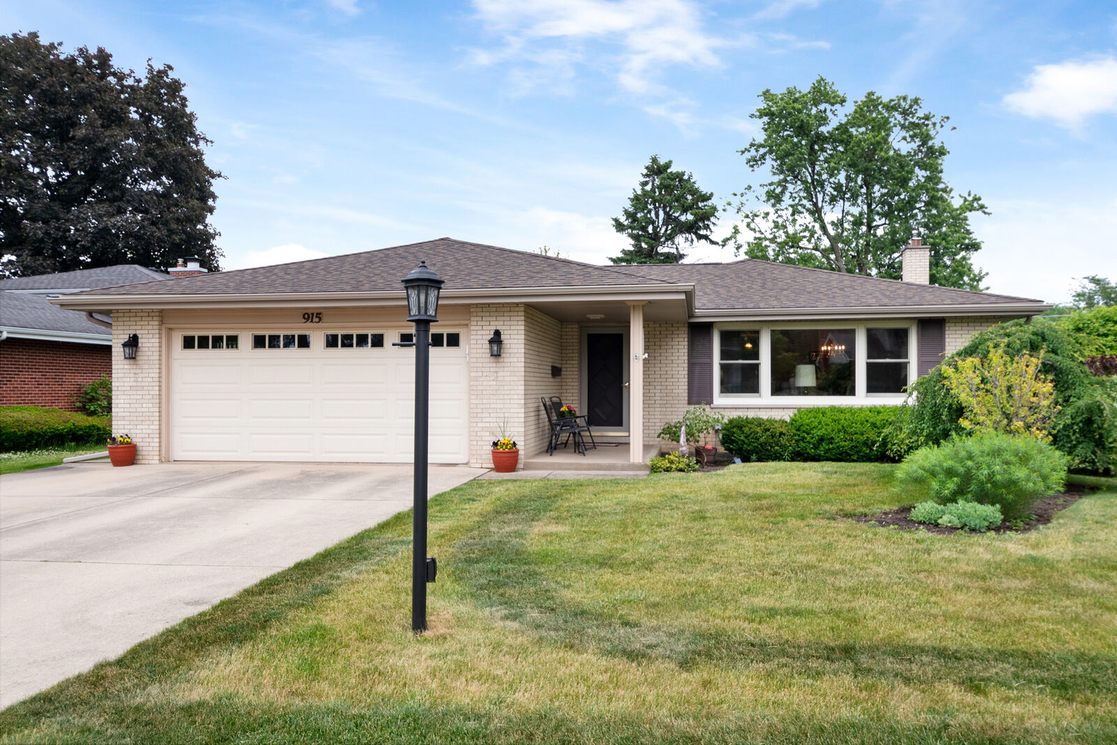 Property Photo: 915 S See Gwun Avenue IL 60056
