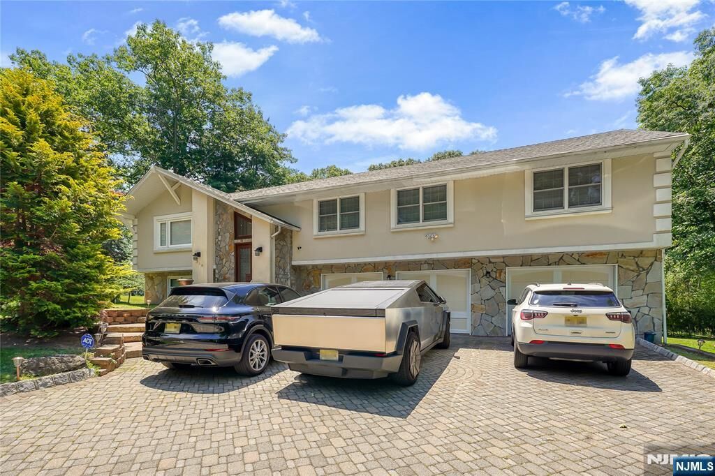 Property Photo:  318 Briarcliff Lane  NJ 07652 