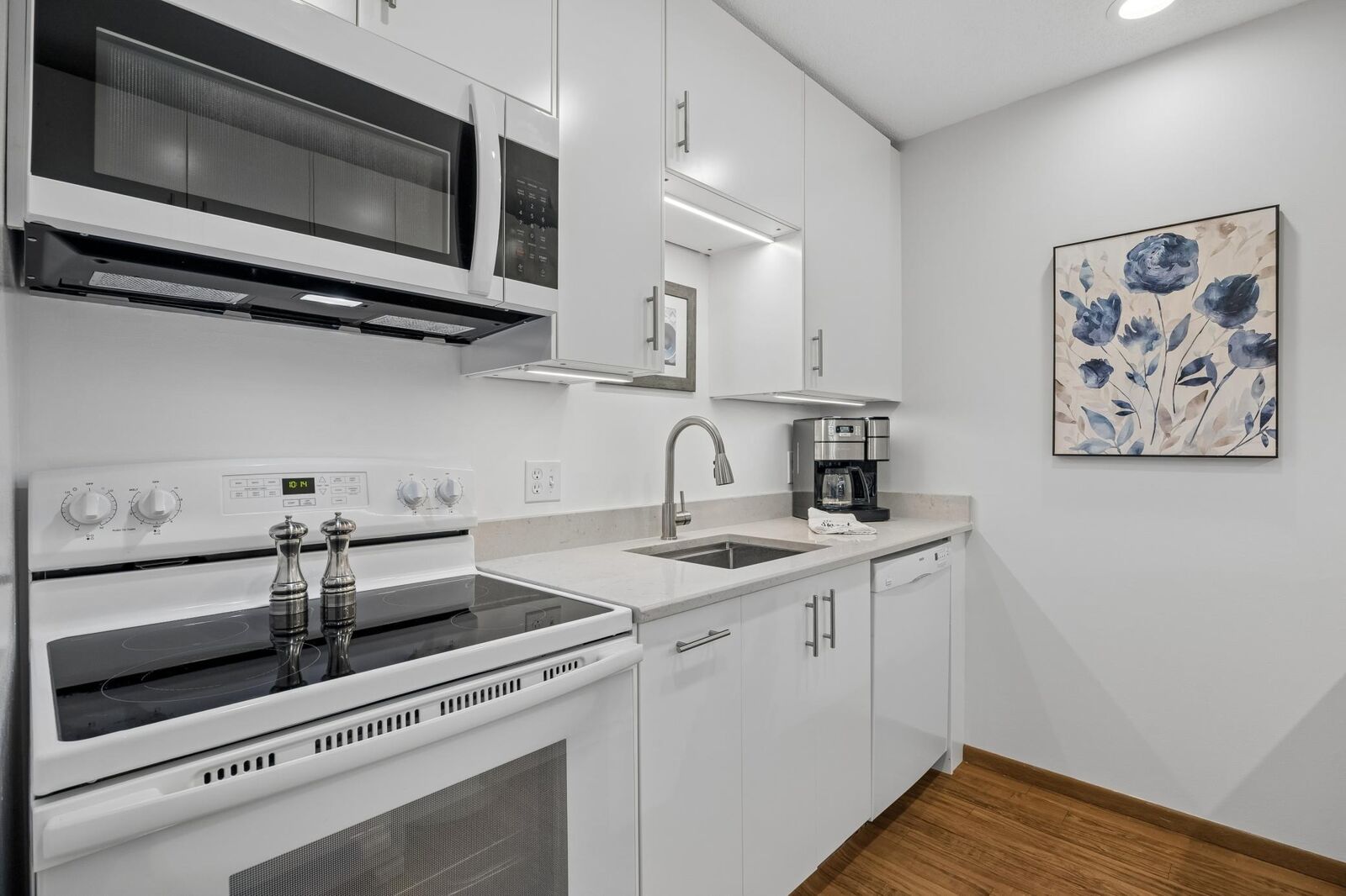 Property Photo:  35 Nathan Lane N 303  MN 55441 