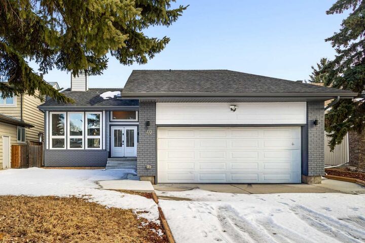 Property Photo:  40 Wood Crescent SW  AB T2W 4B6 