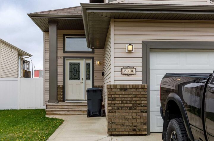 Property Photo:  613 Oak Street  AB T4S 0B5 