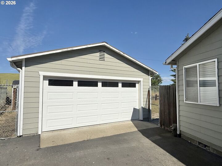 Property Photo: 909 Toll Rd OR 97021