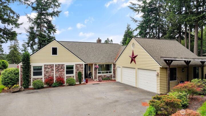 Property Photo:  1596  Links Way  WA 98277 