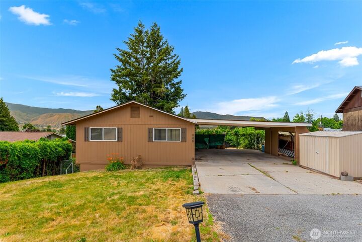 Property Photo: 606 Lacey Pl WA 98802