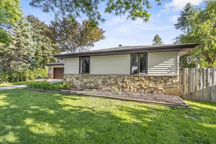 Property Photo:  1731 Oakridge Court  WI 54952 