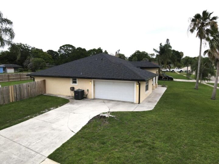Property Photo:  201 NE Faring Avenue  FL 34983 