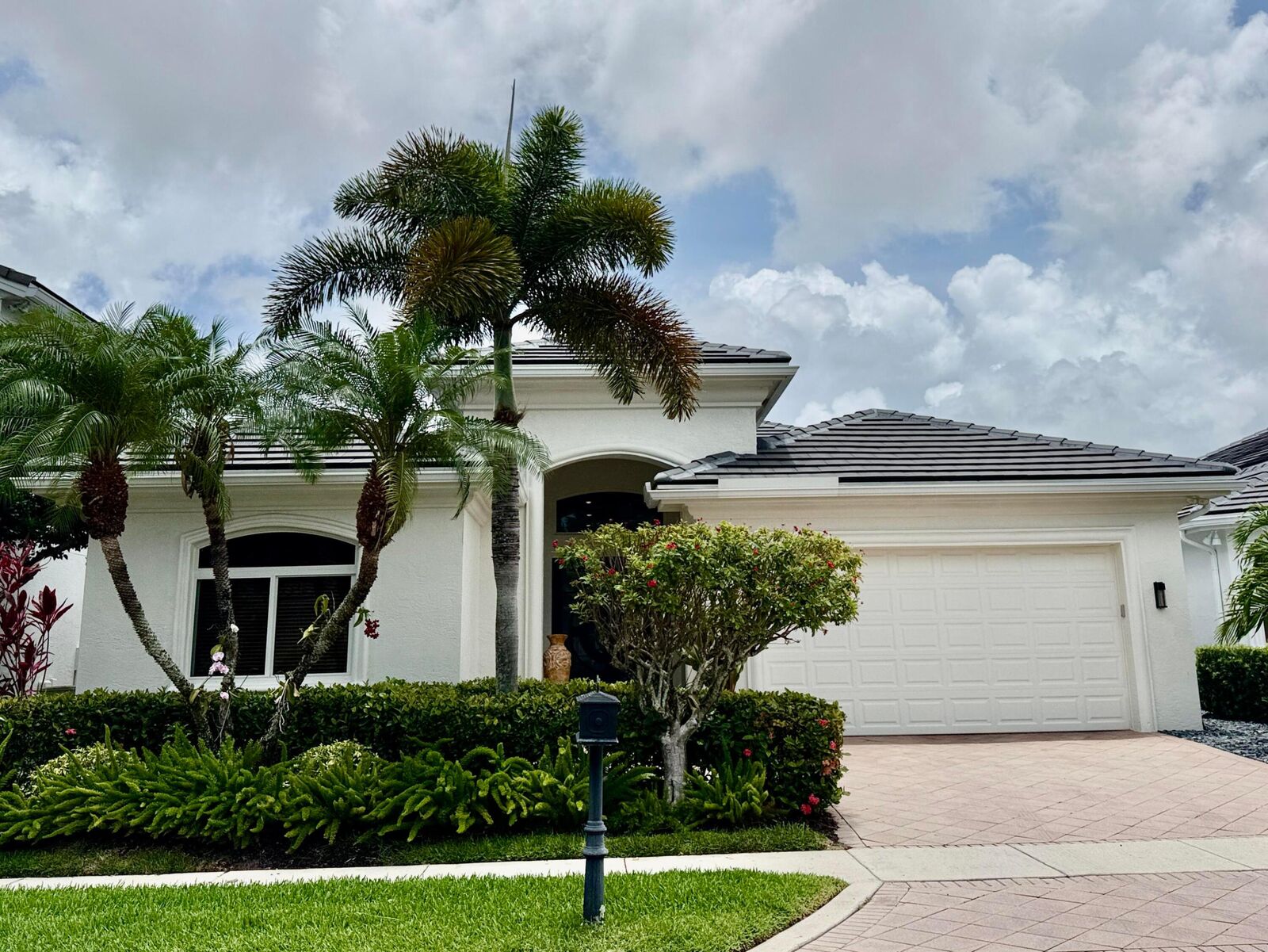 Property Photo: 4076 Briarcliff Circle FL 33496