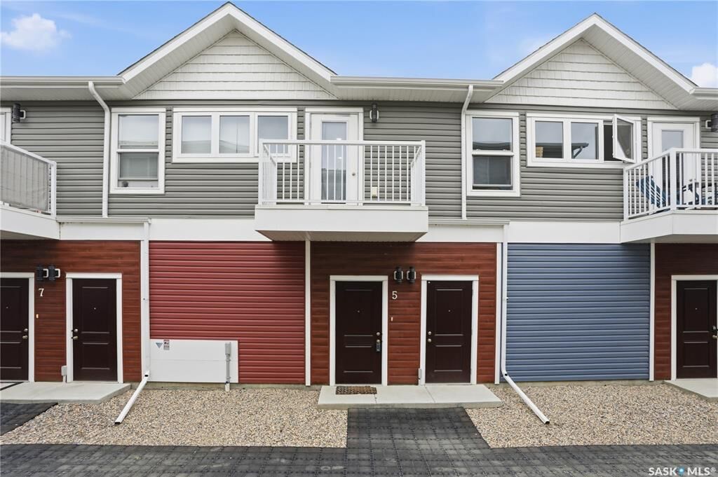 Property Photo: 401 L Avenue S 5 SK S7M 5Y6