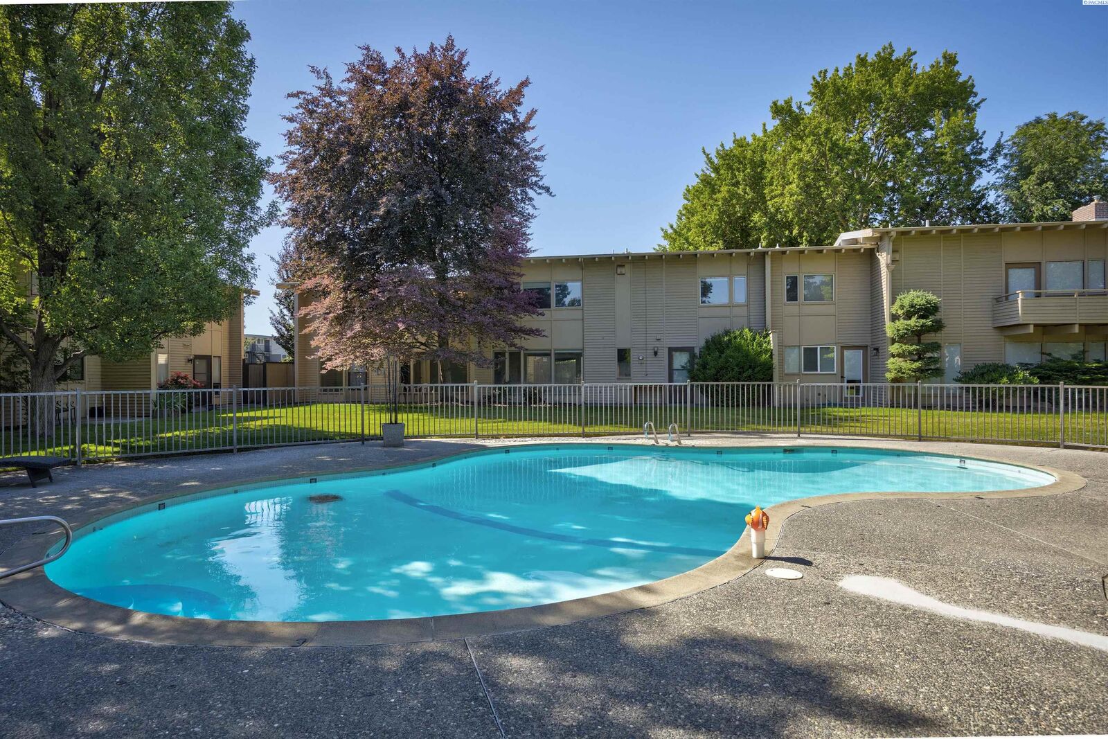 Property Photo: 1645 Mowry Square #303 WA 99354