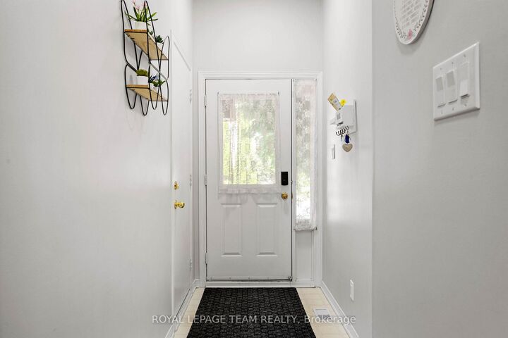 Property Photo: 5953 Pineglade Crescent ON K1W 1G9