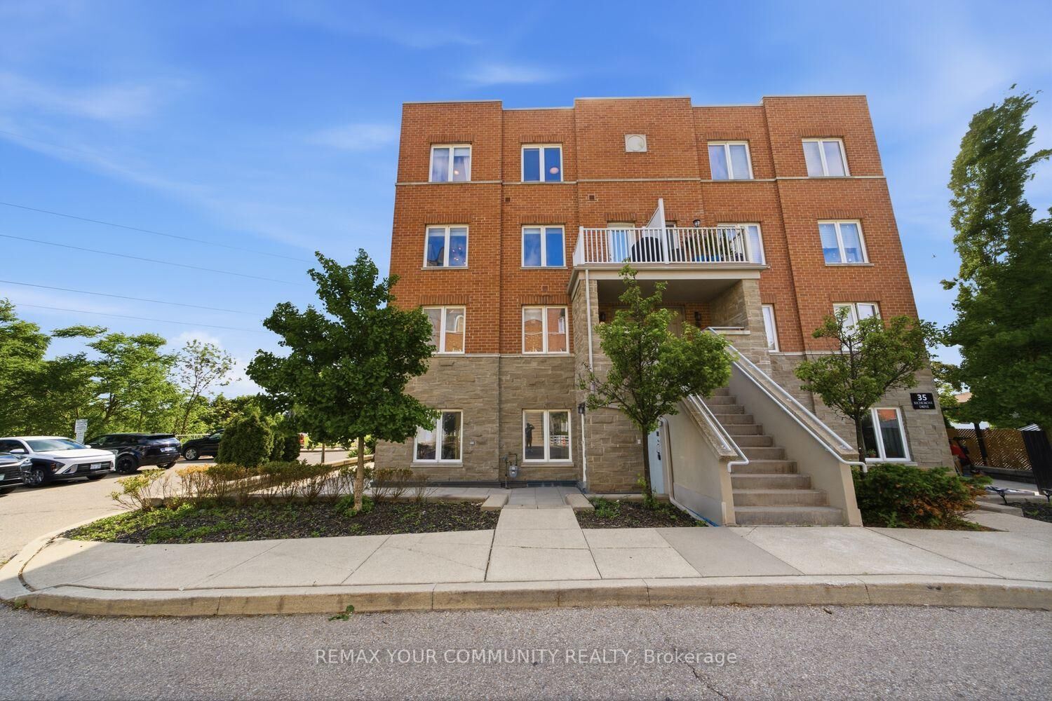 Property Photo:  35 Richgrove Drive 204  ON M9R 0A3 