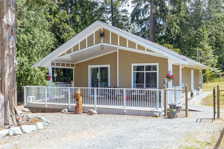 Property Photo: 1135 Braithwaite Dr BC V8H 0E2
