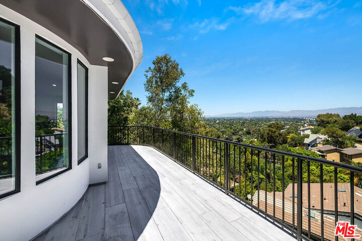 Property Photo: 11411 Decente Ct CA 91604
