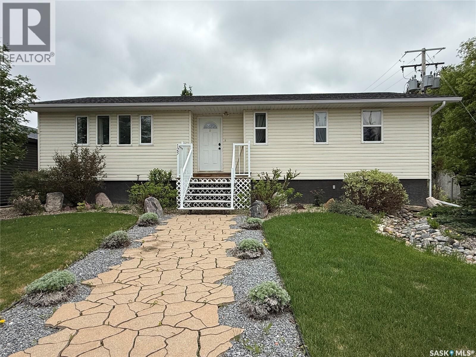 Property Photo:  125 2nd Street E  SK S0J 2M0 