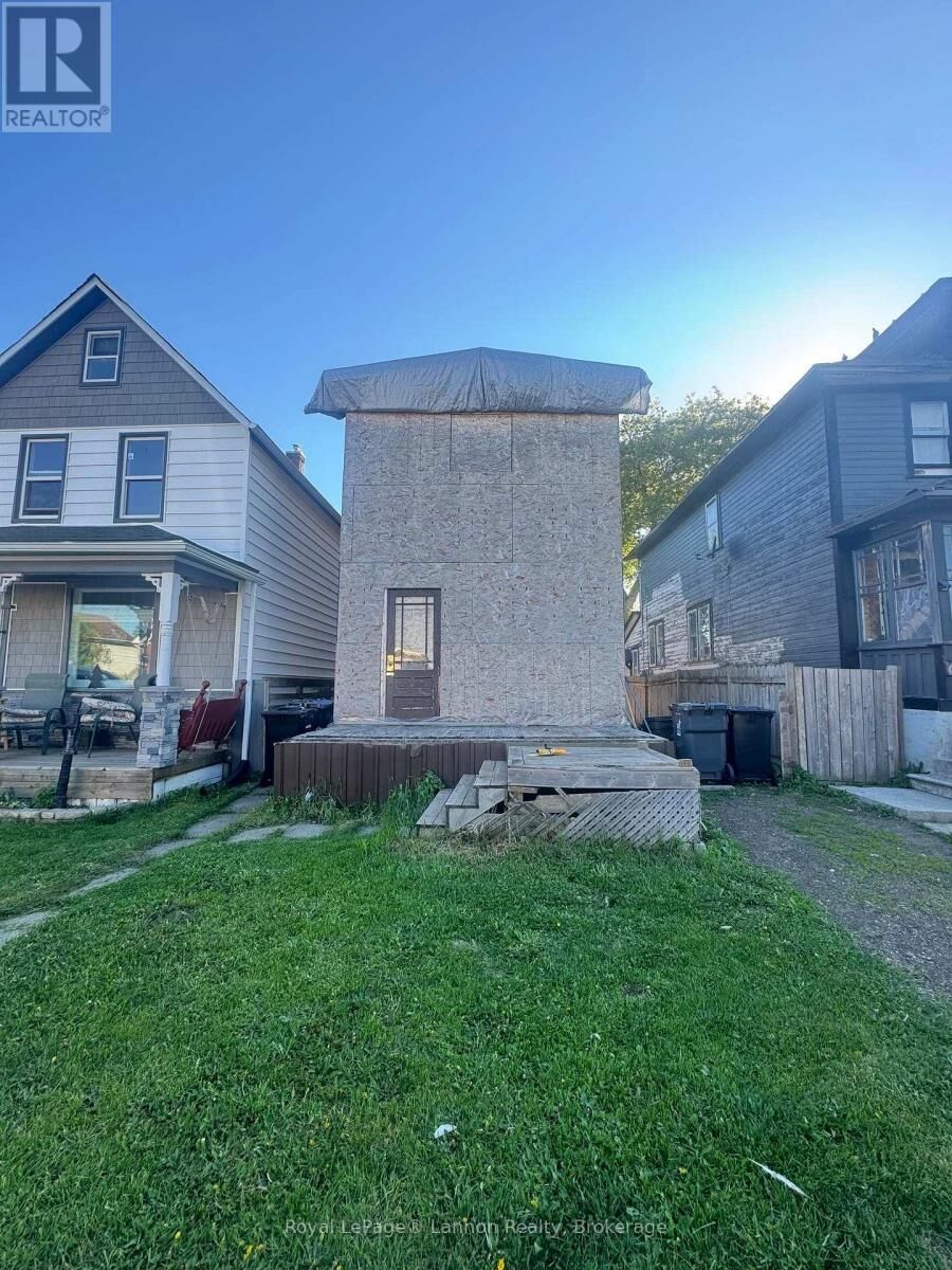 Property Photo:  525 McIntosh Street  ON P7C 3A1 