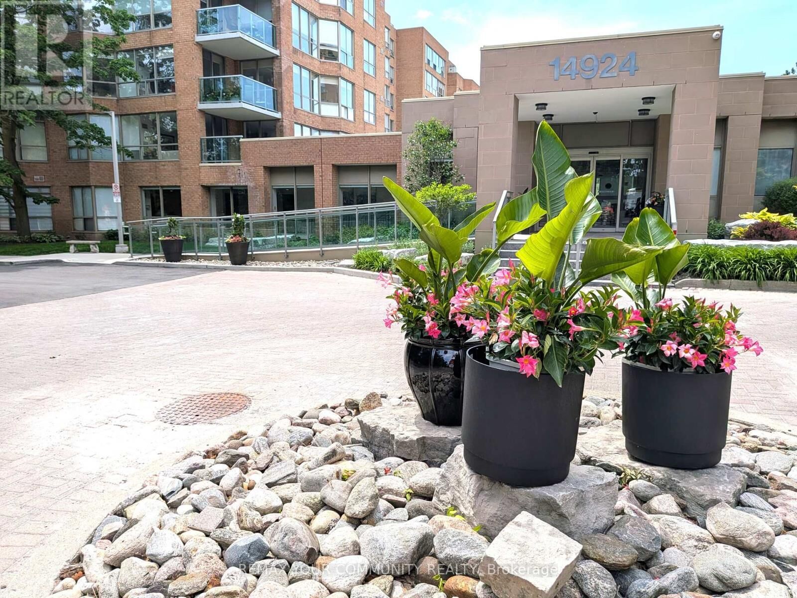 Property Photo:  14924 Yonge Street 305  ON L4G 6H7 