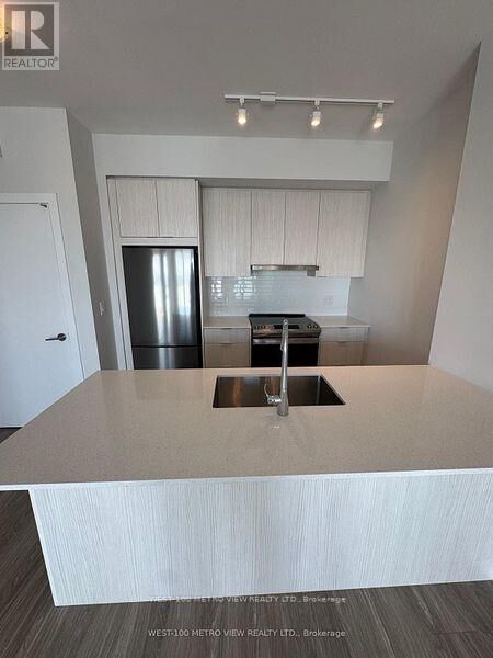 Property Photo:  430 Square One Drive 3807  ON L5B 0L6 