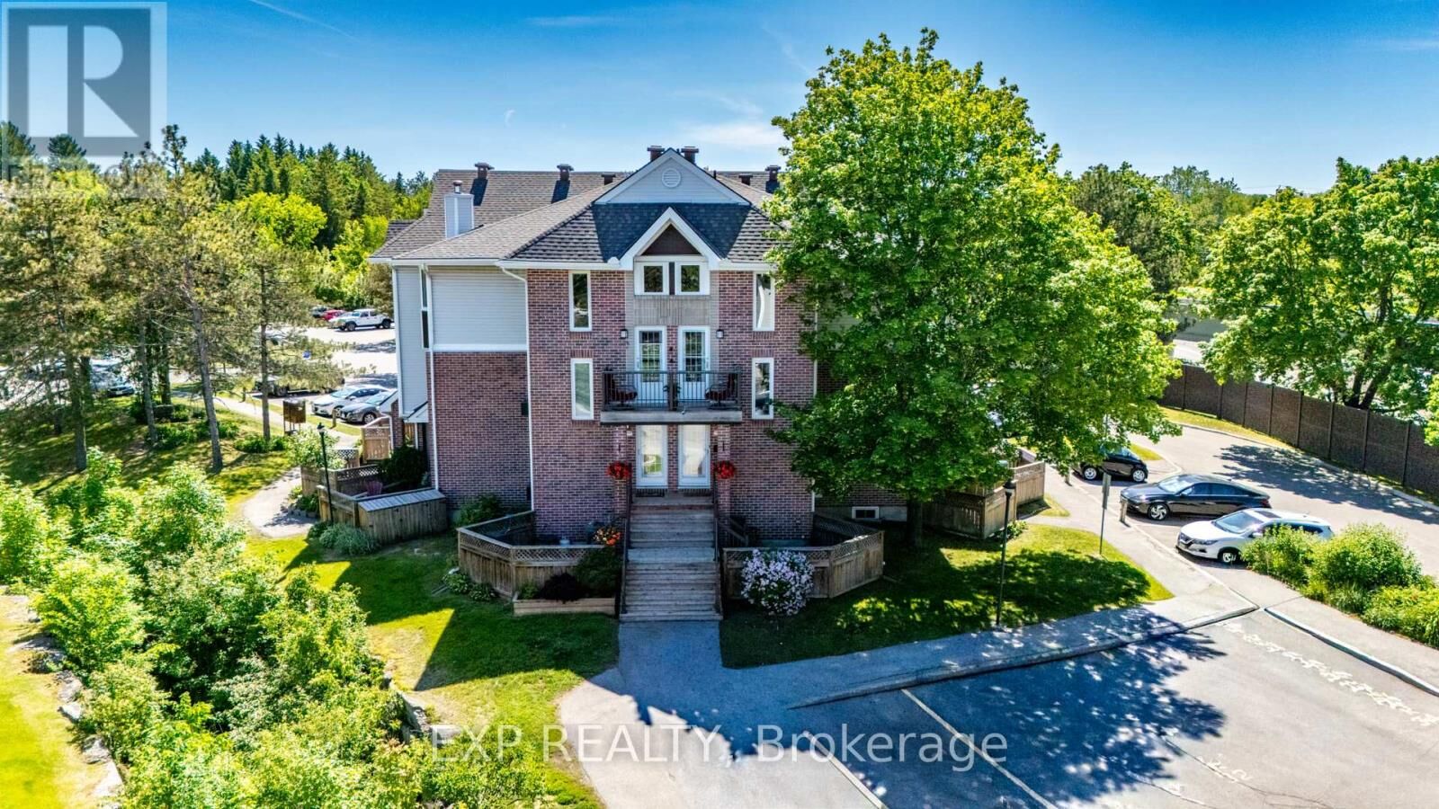 Property Photo:  2 Stonebank Crescent 7  ON K2H 9M1 