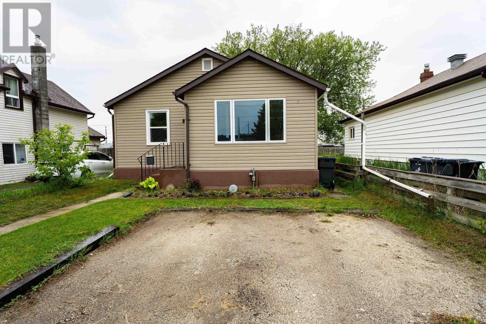 Property Photo:  251 Brock St E  ON P7E 4H3 