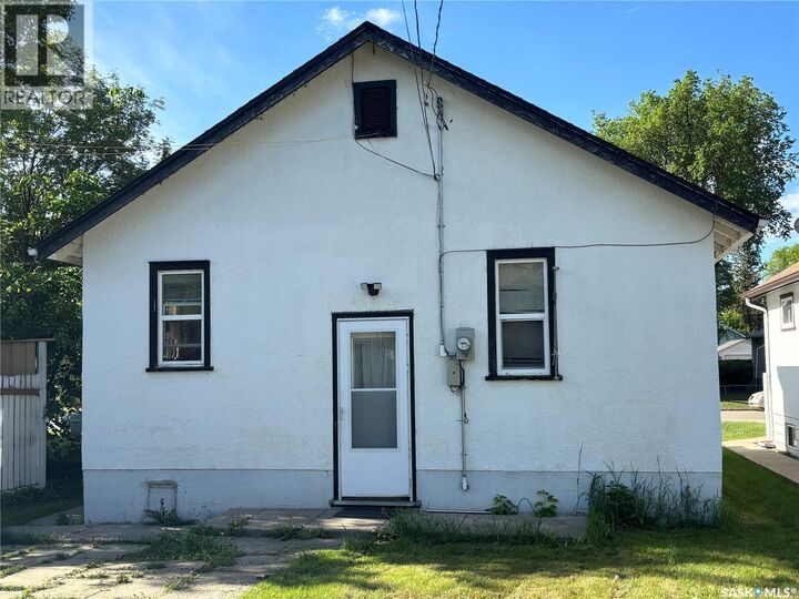 Property Photo:  230 10th Street E  SK S6V 0Y9 