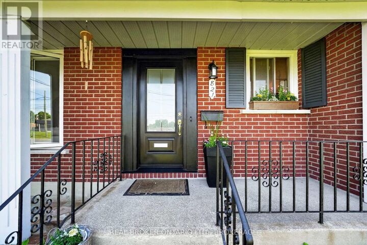 Property Photo: 821 Haldimand Crescent ON K6H 5C9