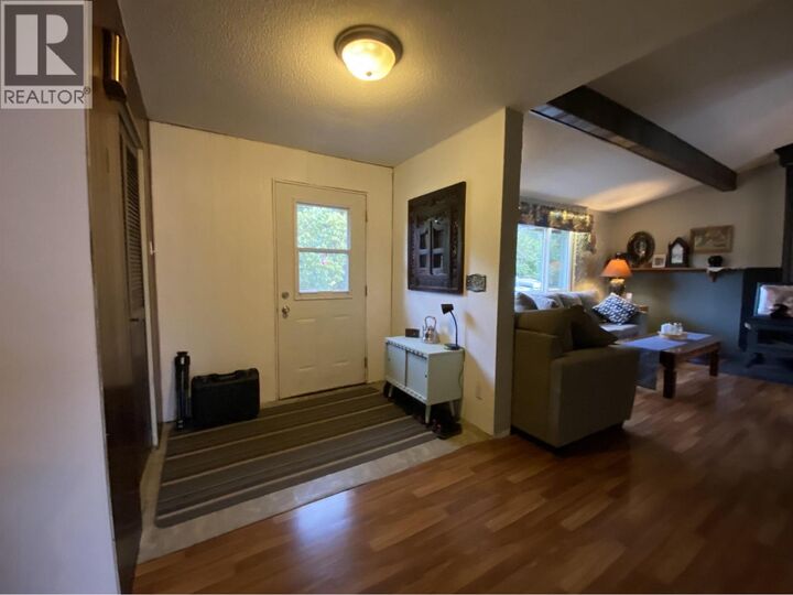 Photo de la propriété:  5203 Gossen Creek Street  BC V8G 0A6 
